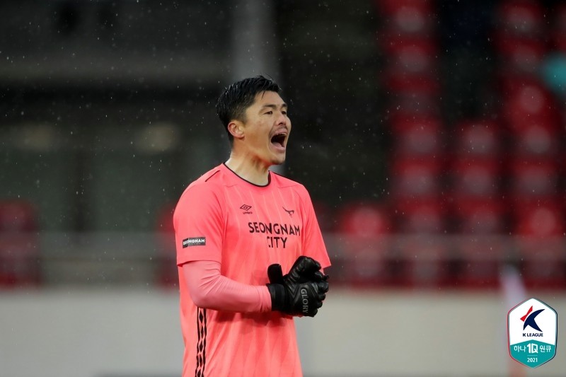 국내축구 < 축구 < 기사본문 - 스포탈코리아 [전훈 인터뷰②] 김영광의 21년 프로생활 원동력 8가지 “아빠 3골 먹었네, 다음엔 2골만 먹어”
