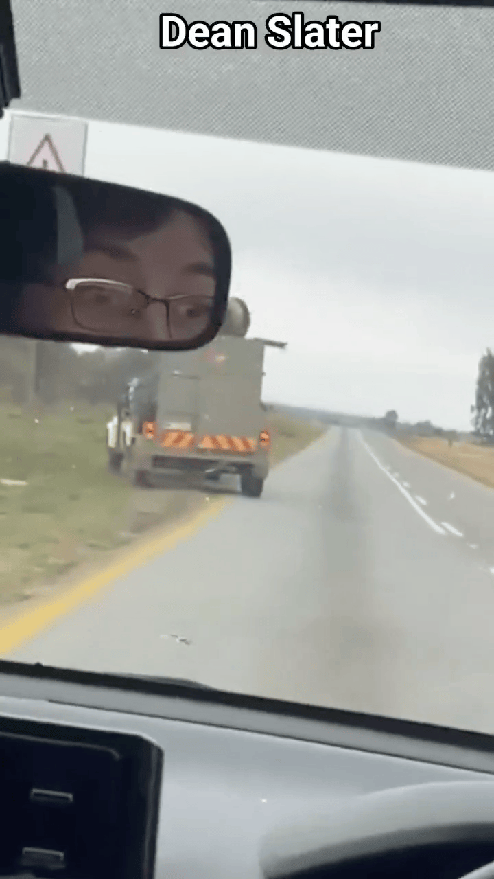 트럭에서 뛰쳐나온 사자…남아공 도로 공포의 질주(영상) < 세계일반 < 세계 < 기사본문 - 스포탈코리아