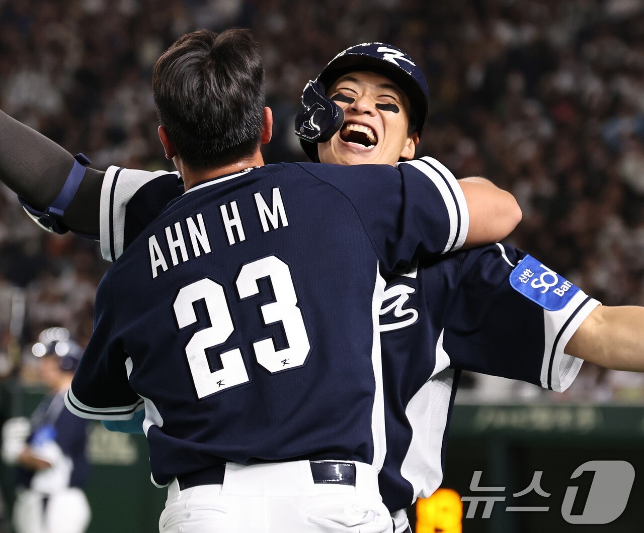 상복 터졌다! 日 도쿄돔 홈런 폭격한 송성문-안현민, 일구상 이어 한은... - 뉴스 썸네일 이미지