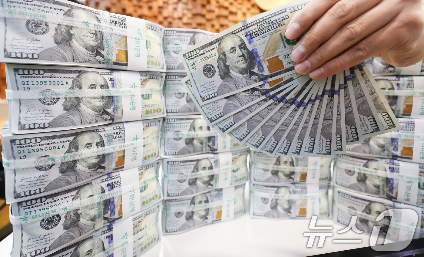 위조 달러 갖고 나와 1억9000만원 강도짓…외국인 2명 실형 < 지역 < 사회 < 기사본문 - 스포탈코리아