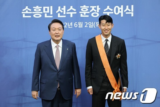 손흥민도 "국가유공자인가, 현충원 갈 수 있을까?"...FAKER 청룡장 수훈 ... - 뉴스 썸네일 이미지