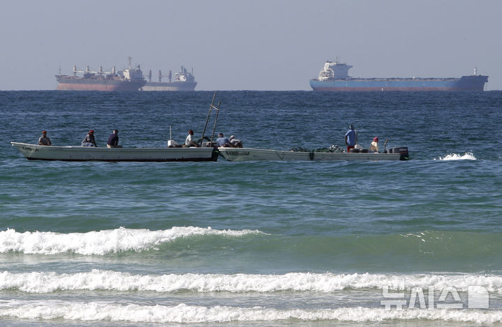 바다 위에 떠 있는 대형 유조선들