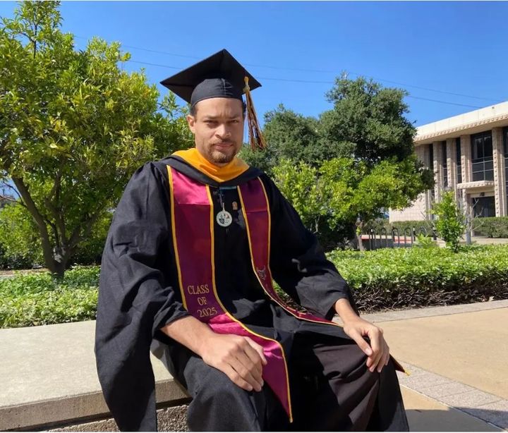 학위 수여식 가운을 입고 있는 콜 토마스 앨런