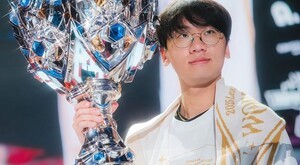 [오피셜] T1의 새 왕조 지킨다…생애 첫 &apos;월즈&apos; 우승 도란 재계약으로 화룡점정