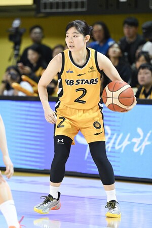 韓 여자농구 초대형 위기! 새 시즌 강타한 &apos;프레스&apos;의 이면, 허예은 제외 &apos;엘리트급 핸들러&apos; 전무한 암울한 현실