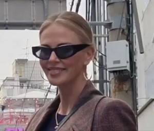 샤를리즈 테론, 홍대에서 딸과 함께 포착…사진 요청에 &apos;활짝&apos;