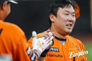 ‘72억 대형 계약→데뷔 후 최악 부진’ 결국 한화 떠나 새 팀으로…고척 도착한 안치홍, “믿음 보답하기 위해 더 열심히”