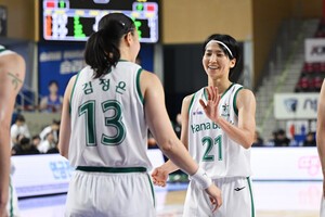 1992년생 선수가 더 늘었다! &apos;사키 효과&apos; 공수 모두 누린 하나은행, 삼성생명 꺾고 2위로 &apos;껑충&apos;