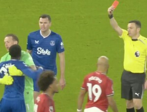 &apos;맨유, 어쩌나&apos; 조기축구급 폭소 유발 해프닝→웃지 못했다...&apos;동료 손찌검 퇴장&apos; 에버턴 게예 13분, 조기 퇴근에도 0-1 패배 &apos;10위 추락&apos;