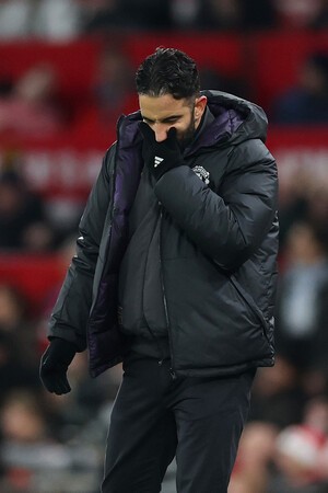 &apos;뺨 때려 퇴장까지 당했는데...&apos; 맨유, 11-10 싸움서 무기력 패배 &apos;최악 기록까지 경신&apos;→아모림, "지난 시즌 돌아갈까 봐 두렵다"