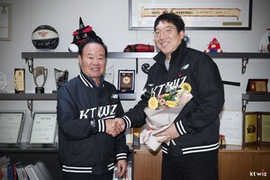 [공식발표] ‘충격 이적’ 확정! ‘한국시리즈 MVP’가 곧바로 새 둥지로…‘비상’ 걸린 KT, 김현수에 3년 50억 원 투자