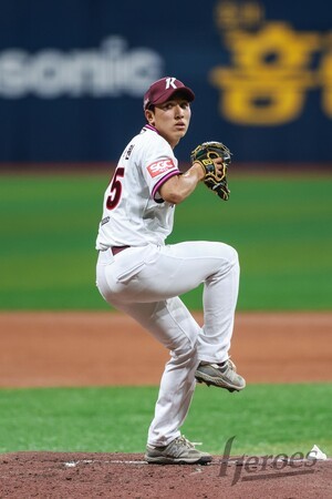 ‘아뿔싸’ 잘 풀리다가 팔꿈치 부상이라니…키움 新 좌완 필승조 상무 입대 철회, “지금은 팔꿈치 회복이 우선”