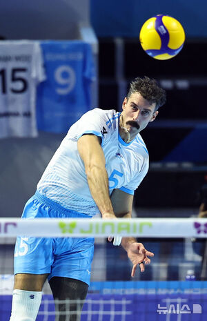 &apos;러셀 트리플크라운&apos; 대한항공, KB손해보험 꺾고 7연승 선두