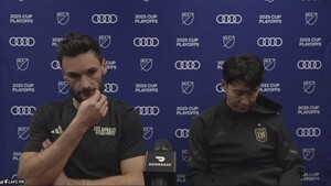 "동료 가격 퇴장" 손흥민, 때 아닌 불명예...&apos;충격 사건&apos; 이후 英 BBC  &apos;SON-요리스&apos; 충돌 사건 집중조명