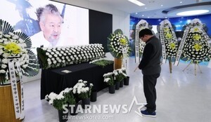 고인을 향한 묵념[★포토]